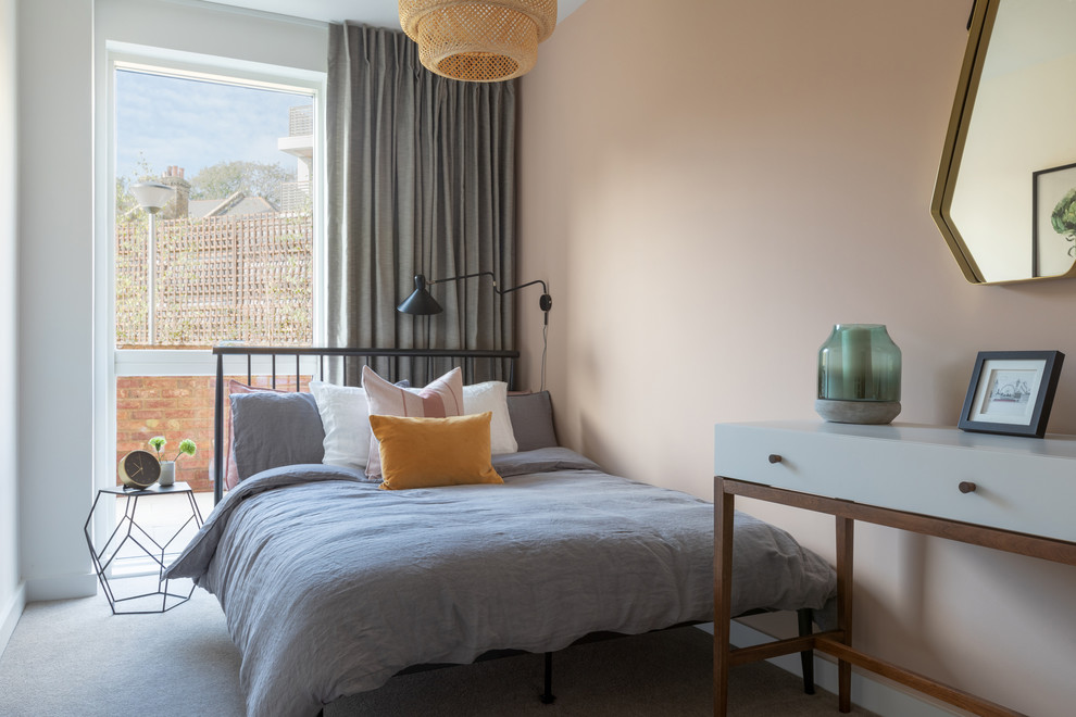 На фото: спальня в современном стиле с розовыми стенами, ковровым покрытием и серым полом
