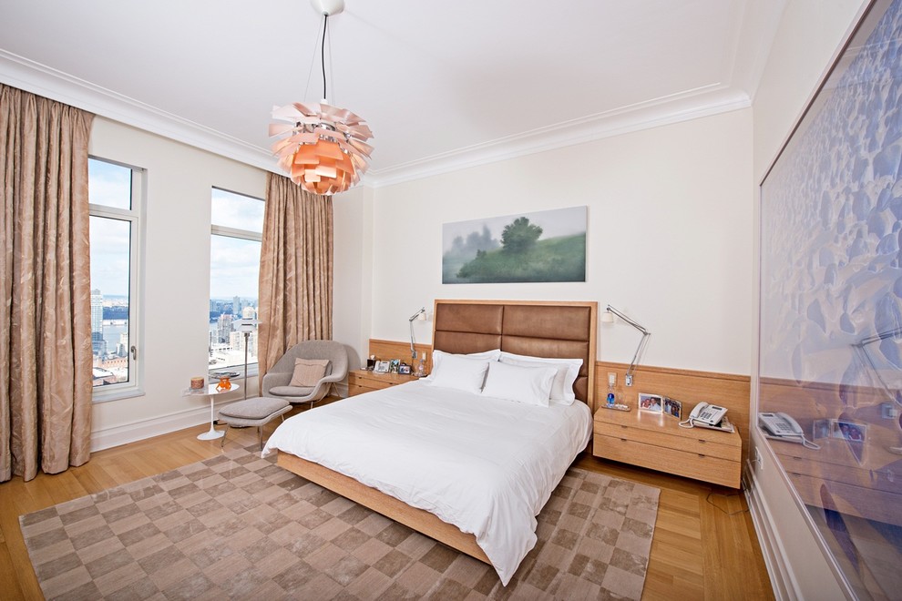 Aménagement d'une chambre contemporaine avec un mur beige et un sol en bois brun.