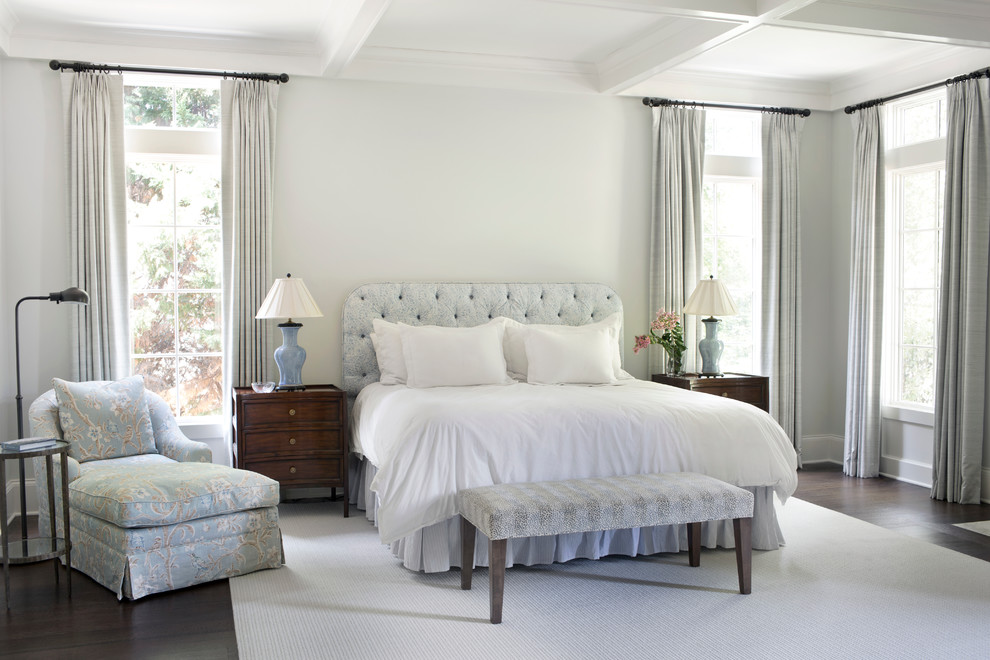 Ejemplo de dormitorio clásico renovado con paredes blancas y suelo de madera oscura