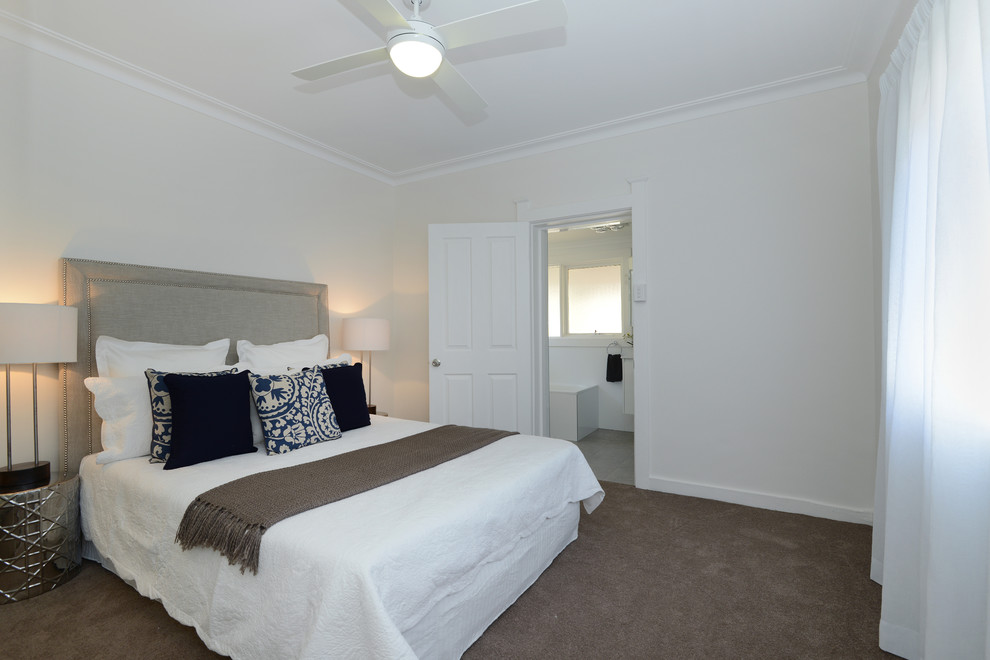 Свежая идея для дизайна: большая гостевая спальня (комната для гостей) в современном стиле с белыми стенами и ковровым покрытием - отличное фото интерьера