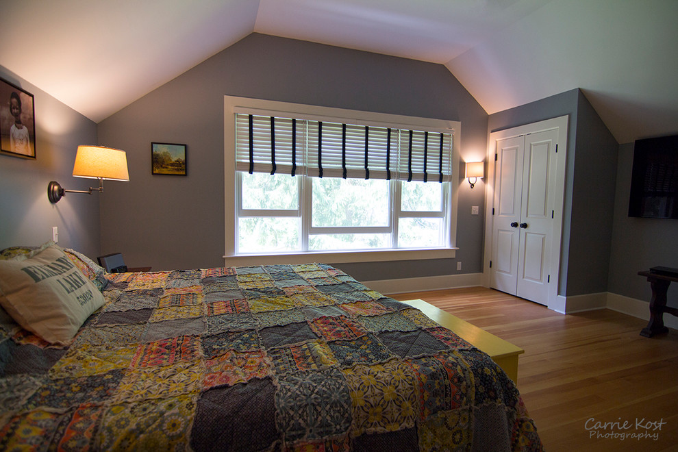 Großes Uriges Hauptschlafzimmer mit blauer Wandfarbe und hellem Holzboden in Milwaukee