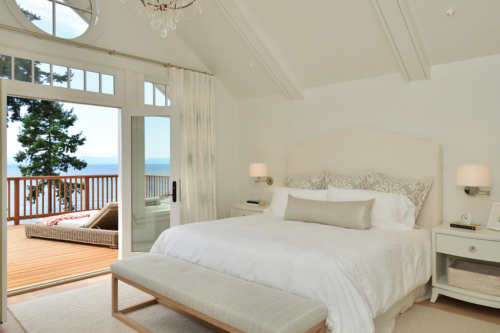 Ispirazione per una camera da letto costiera con pareti bianche e parquet chiaro