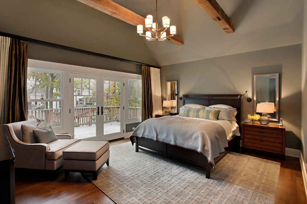 Ejemplo de dormitorio principal de estilo americano con suelo de madera oscura