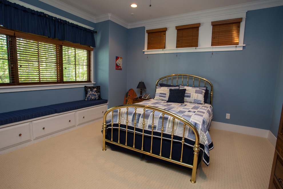 Стильный дизайн: большая гостевая спальня (комната для гостей) в классическом стиле с синими стенами и ковровым покрытием без камина - последний тренд