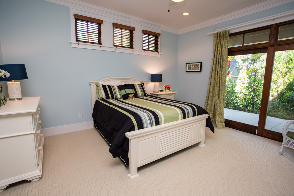 Imagen de habitación de invitados clásica grande sin chimenea con paredes azules y moqueta