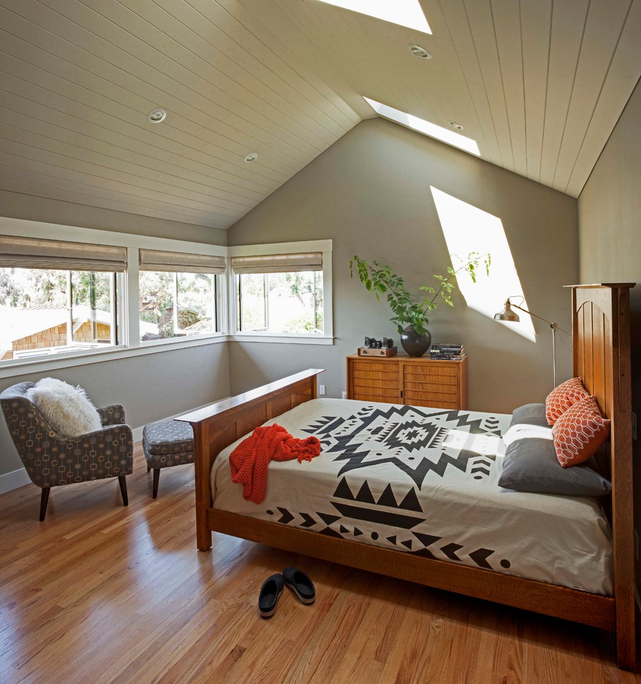 サンフランシスコにある中くらいなトラディショナルスタイルのおしゃれなロフト寝室 (緑の壁、無垢フローリング、暖炉なし)