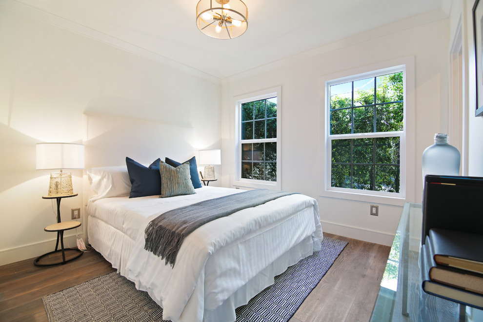 ロサンゼルスにあるトラディショナルスタイルのおしゃれな寝室 (白い壁、淡色無垢フローリング、茶色い床、グレーとブラウン)