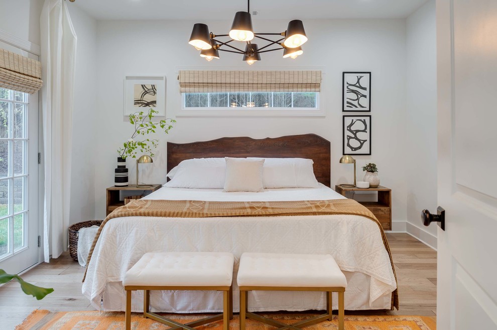 На фото: спальня в стиле неоклассика (современная классика) с белыми стенами и светлым паркетным полом