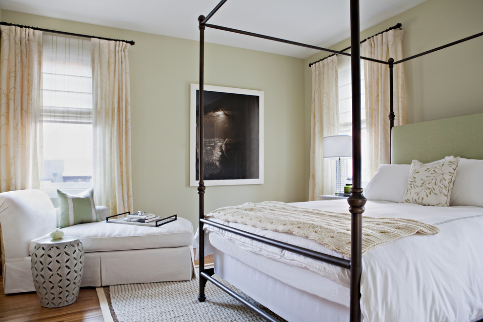 Идея дизайна: спальня в стиле неоклассика (современная классика) с бежевыми стенами
