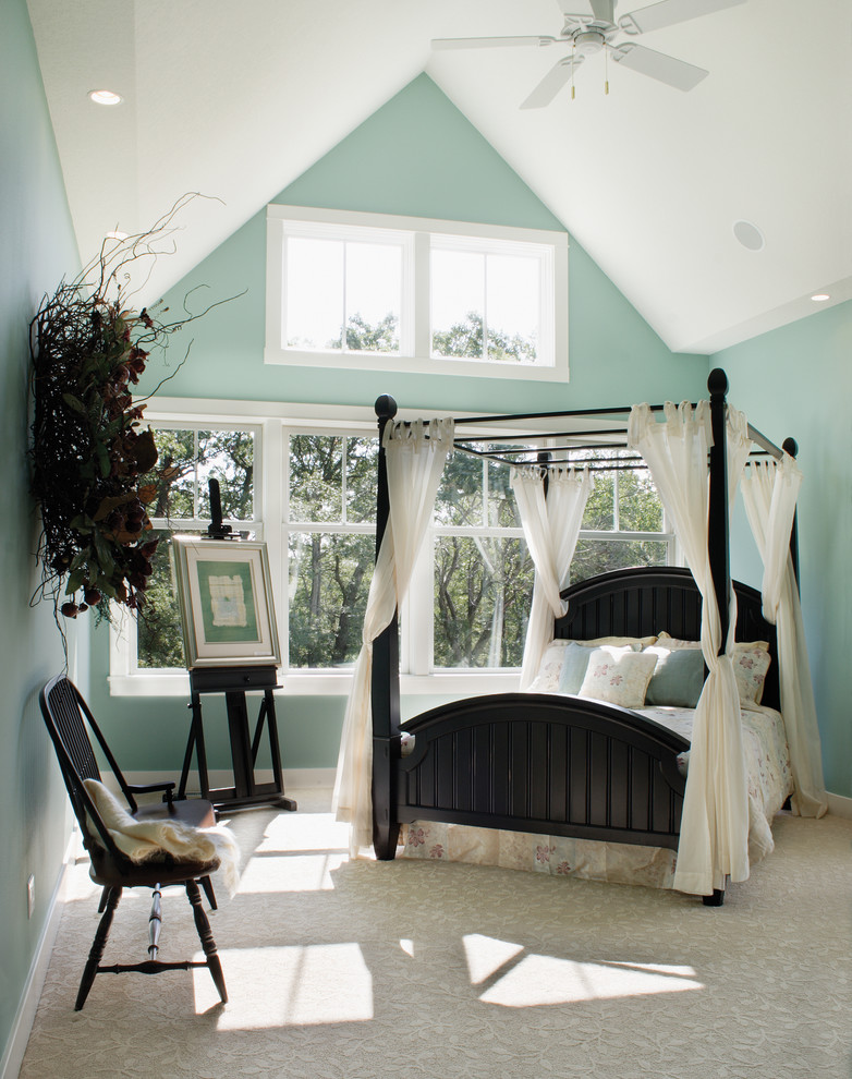 Idee per una camera degli ospiti stile americano di medie dimensioni con pareti verdi e moquette