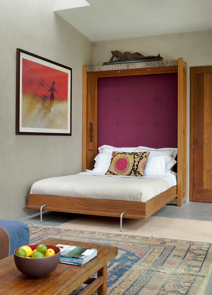 Стильный дизайн: гостевая спальня среднего размера, (комната для гостей) в стиле фьюжн с серыми стенами и бетонным полом - последний тренд
