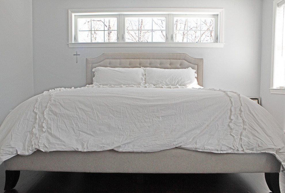Пример оригинального дизайна: большая хозяйская спальня в стиле кантри с белыми стенами и темным паркетным полом без камина