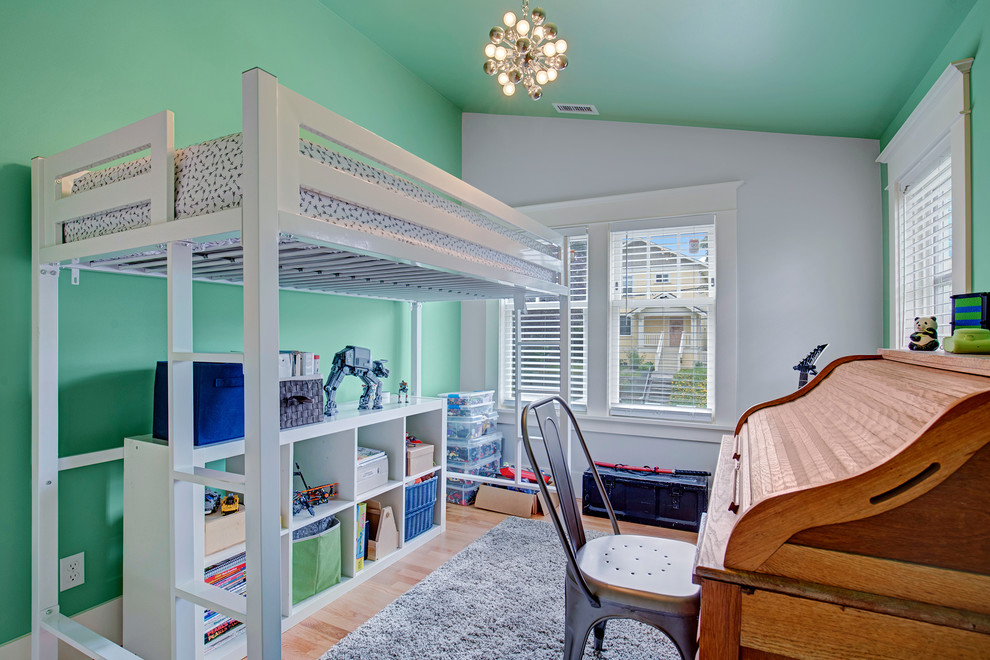 Kleines Uriges Schlafzimmer mit grüner Wandfarbe, hellem Holzboden und braunem Boden in Seattle