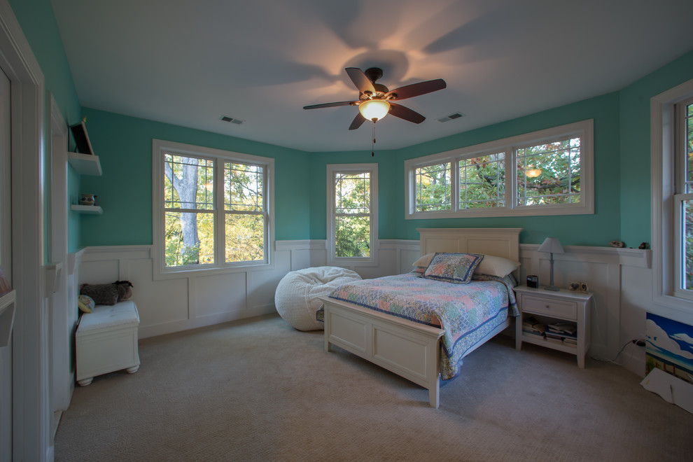 Идея дизайна: большая спальня в стиле кантри с синими стенами и ковровым покрытием
