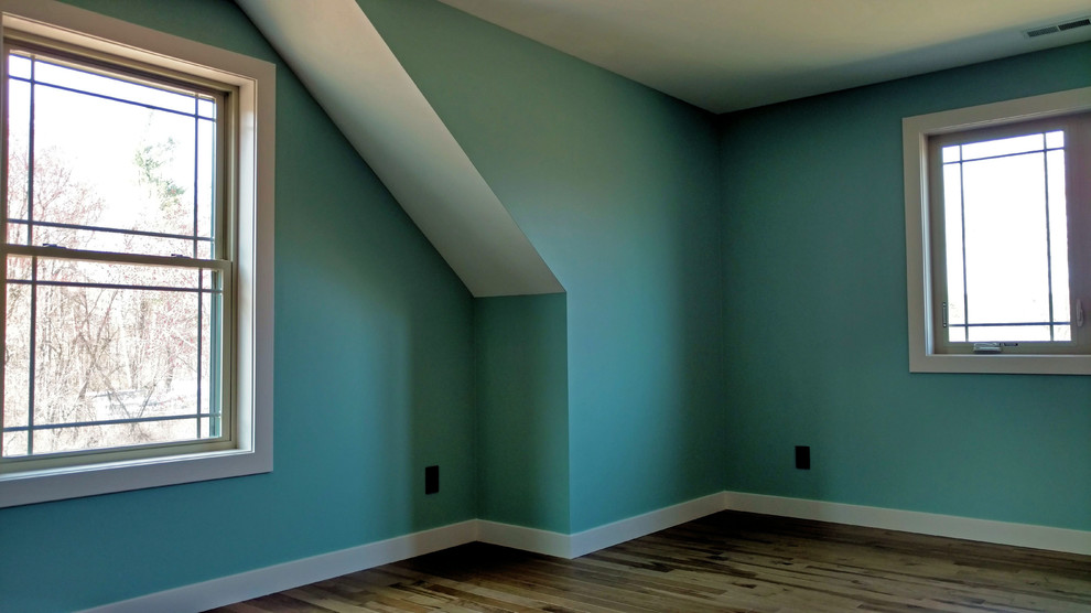 Ispirazione per una camera da letto american style con pareti blu, pavimento in legno massello medio e pavimento marrone