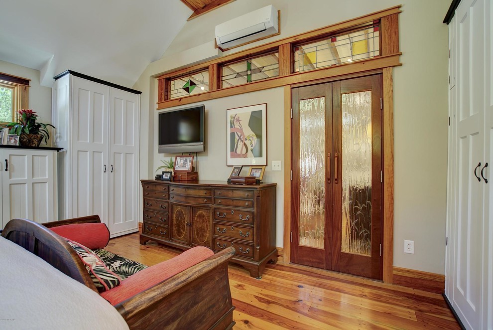 Ejemplo de dormitorio principal de estilo americano grande sin chimenea con paredes beige, suelo de madera oscura y suelo marrón