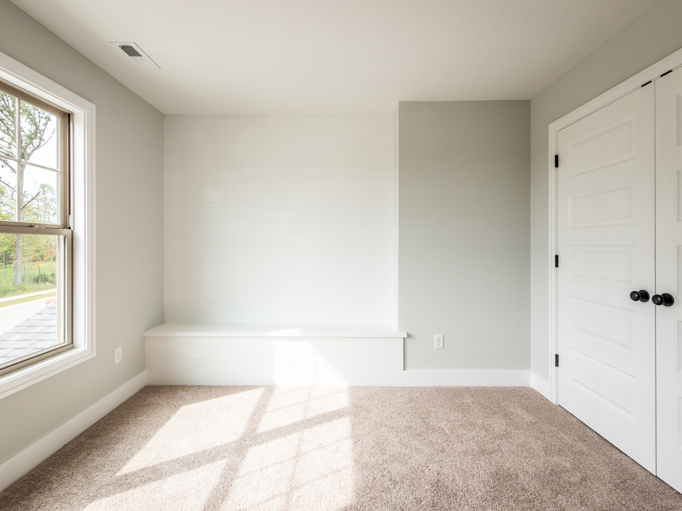 Foto de habitación de invitados de estilo americano de tamaño medio sin chimenea con paredes verdes y moqueta