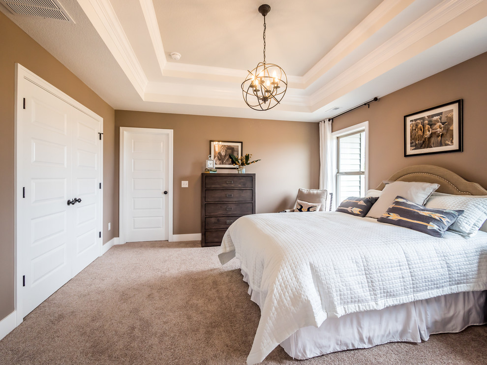 Идея дизайна: хозяйская спальня среднего размера в стиле кантри с коричневыми стенами и ковровым покрытием без камина