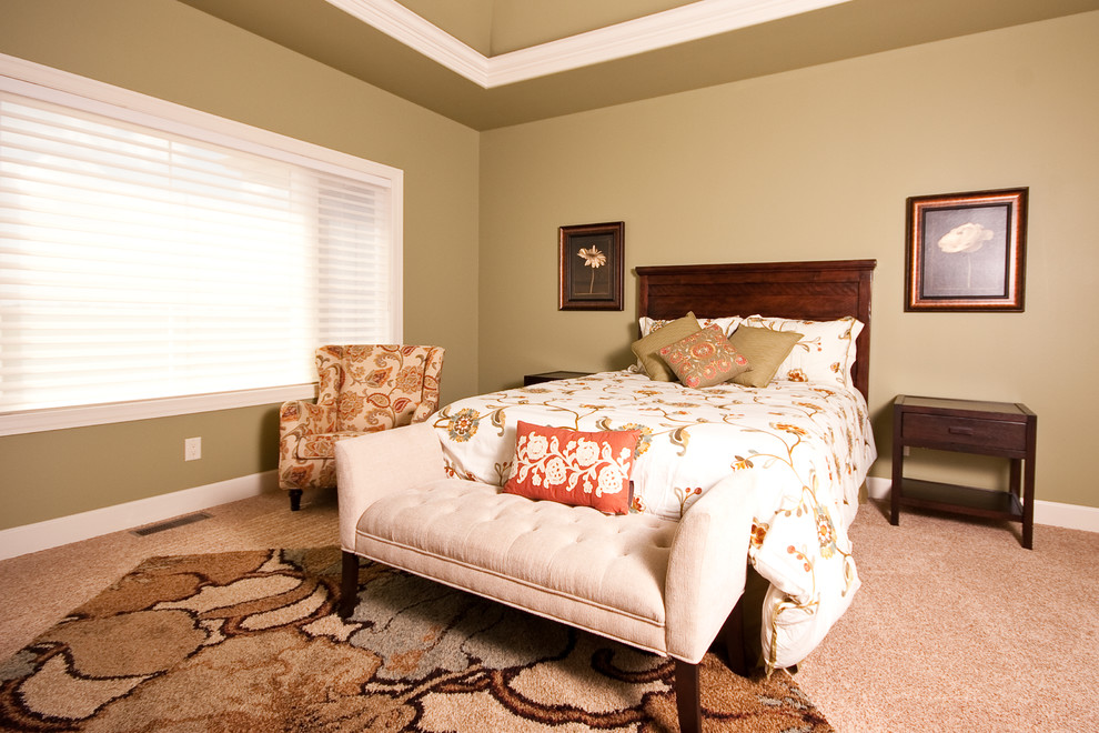 Idées déco pour une grande chambre avec moquette craftsman avec un mur vert, un sol beige et un plafond décaissé.
