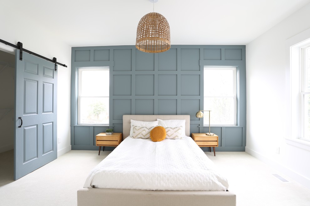 Ejemplo de dormitorio principal de estilo americano de tamaño medio sin chimenea con paredes blancas, moqueta y suelo blanco