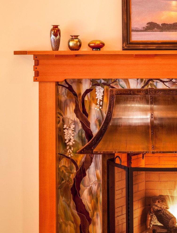 ポートランド(メイン)にある広いトラディショナルスタイルのおしゃれな主寝室 (ベージュの壁、カーペット敷き、標準型暖炉、タイルの暖炉まわり、ベージュの床) のレイアウト