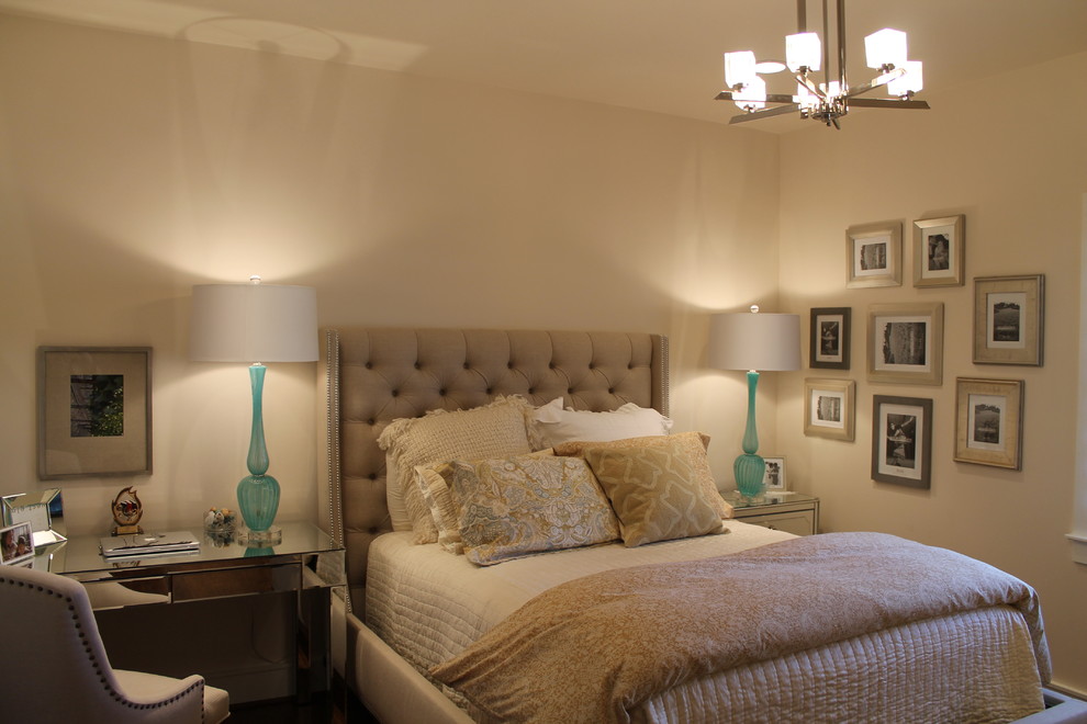 Diseño de habitación de invitados de estilo americano de tamaño medio con paredes beige