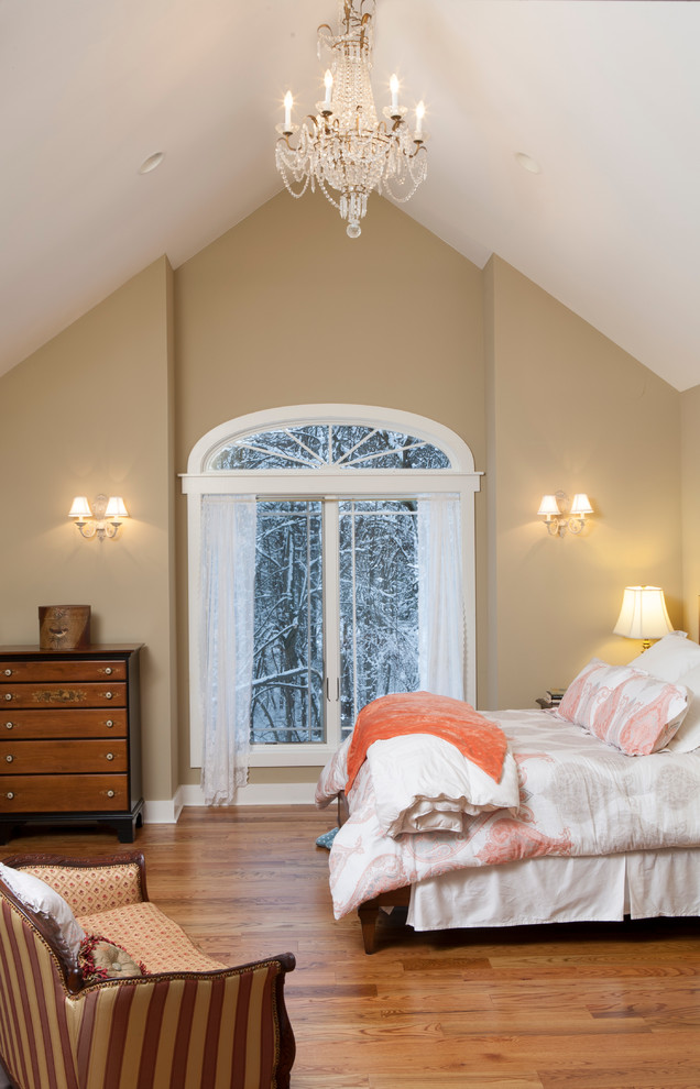 Idee per una camera matrimoniale american style di medie dimensioni con pareti bianche e pavimento in legno massello medio