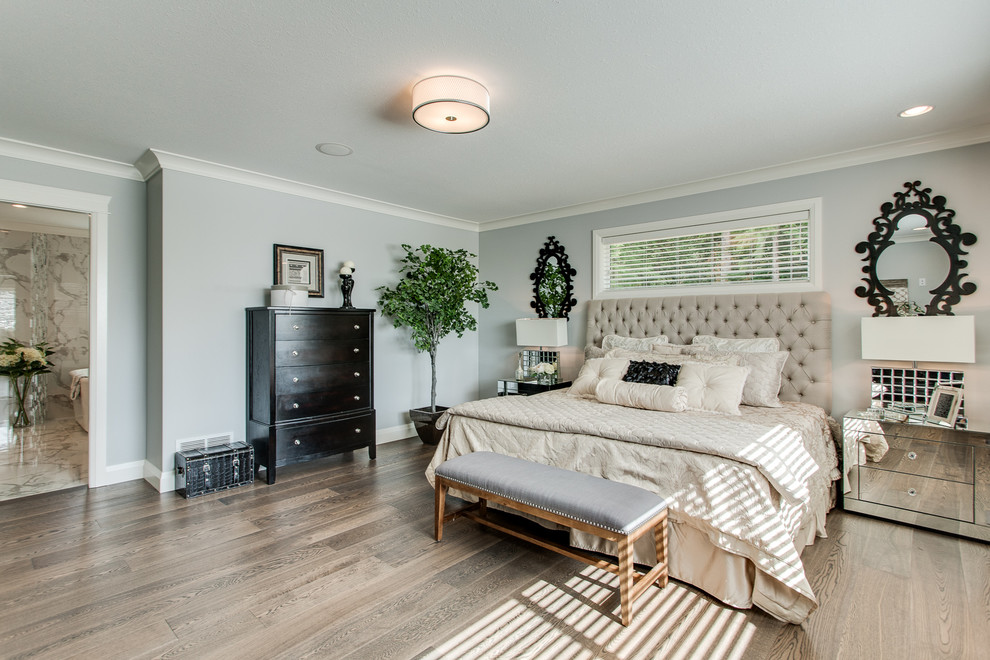 Klassisches Hauptschlafzimmer mit grauer Wandfarbe, braunem Holzboden und beigem Boden in Vancouver