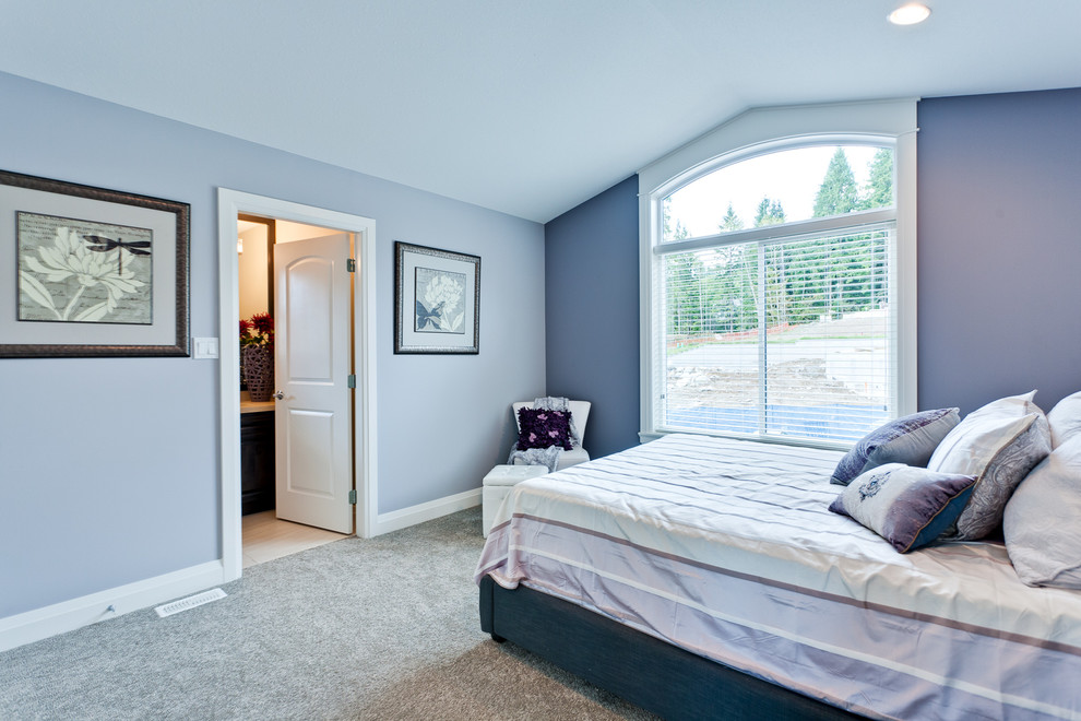 Пример оригинального дизайна: гостевая спальня (комната для гостей) в классическом стиле с фиолетовыми стенами, ковровым покрытием и бежевым полом