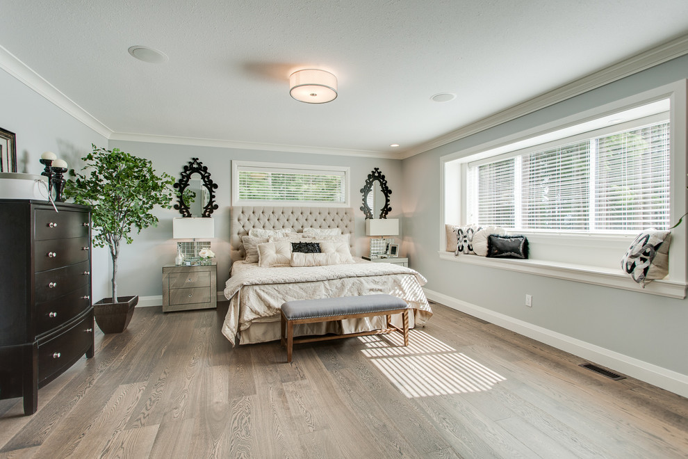 Ejemplo de dormitorio principal clásico renovado con paredes grises, suelo de madera en tonos medios y suelo beige