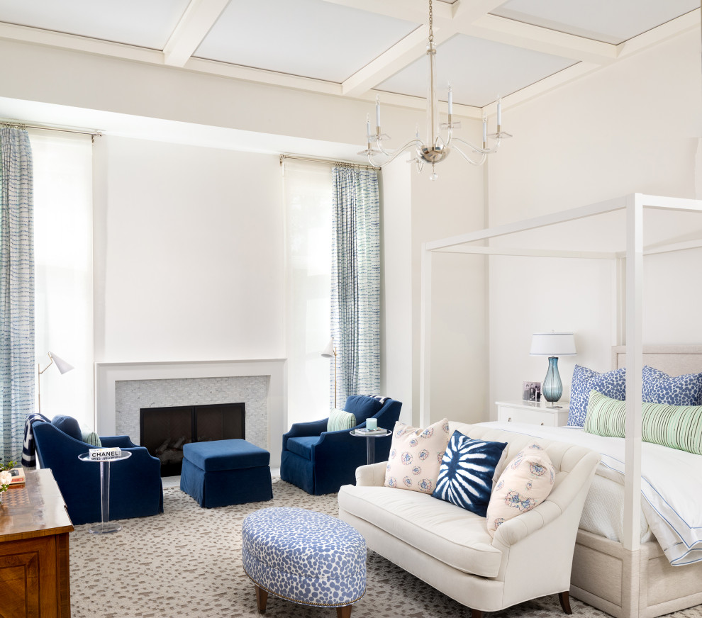 Klassisches Hauptschlafzimmer mit weißer Wandfarbe, Teppichboden, Kamin, gefliester Kaminumrandung, buntem Boden und Kassettendecke in Dallas