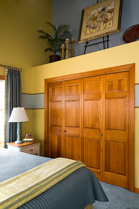 Идея дизайна: спальня среднего размера в классическом стиле с желтыми стенами и ковровым покрытием без камина