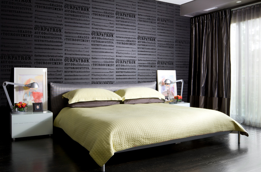 Bild på ett funkis sovrum, med flerfärgade väggar och mörkt trägolv