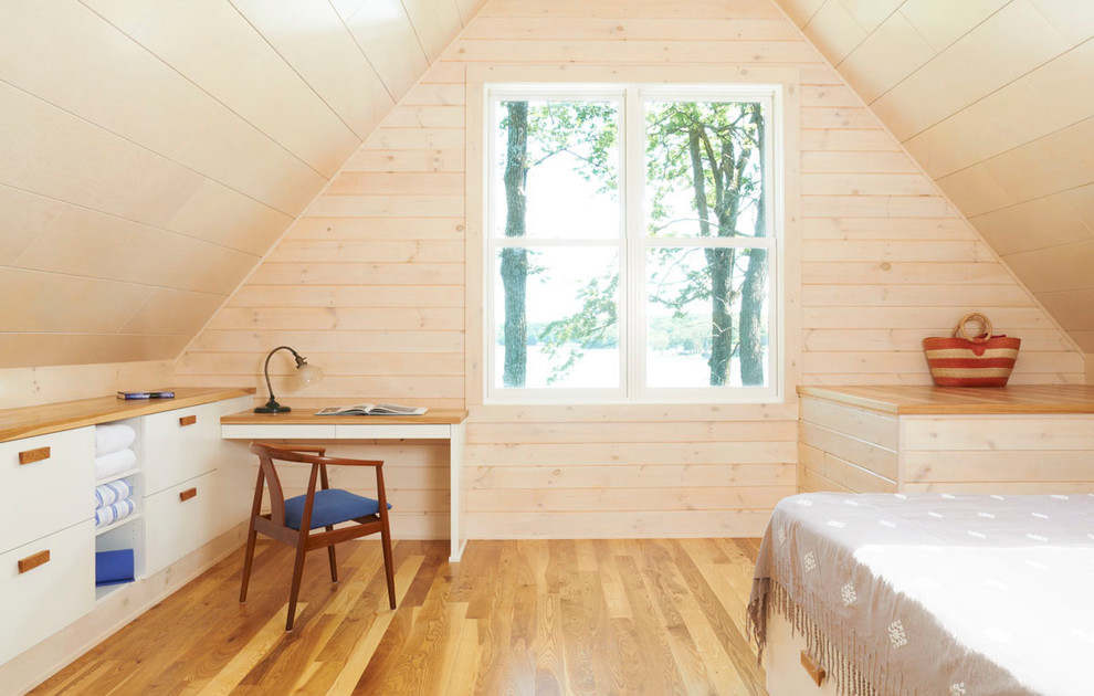 Diseño de dormitorio minimalista con suelo de madera en tonos medios y techo inclinado