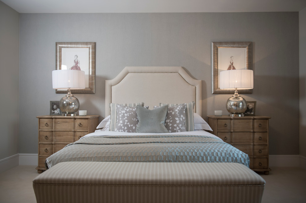 Стильный дизайн: спальня в стиле кантри с серыми стенами и ковровым покрытием - последний тренд