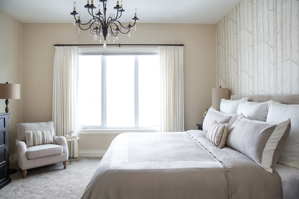Foto de dormitorio principal clásico renovado de tamaño medio sin chimenea con paredes beige, moqueta y suelo gris