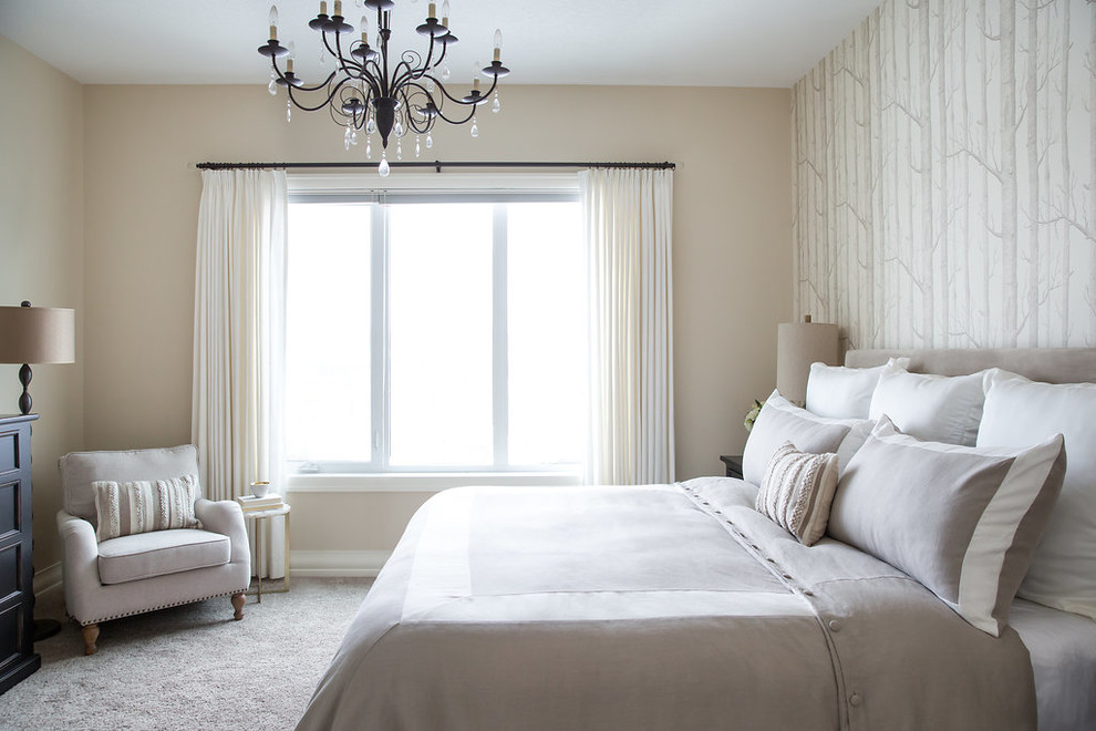 Cette photo montre une chambre chic de taille moyenne avec un mur beige, aucune cheminée et un sol gris.