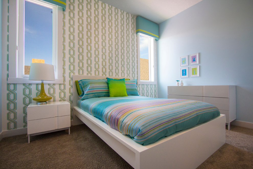 Foto de dormitorio moderno con paredes azules y moqueta