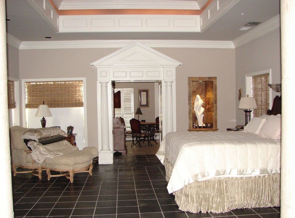 ヒューストンにある中くらいなトラディショナルスタイルのおしゃれな主寝室 (白い壁、スレートの床、暖炉なし、黒い床)