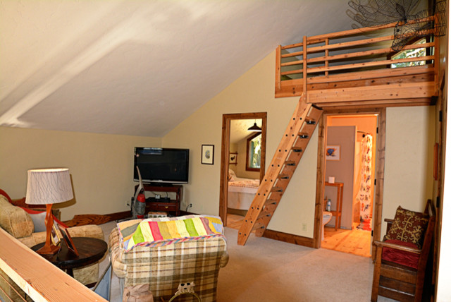 Kleines Rustikales Schlafzimmer im Loft-Style mit Teppichboden in Boise