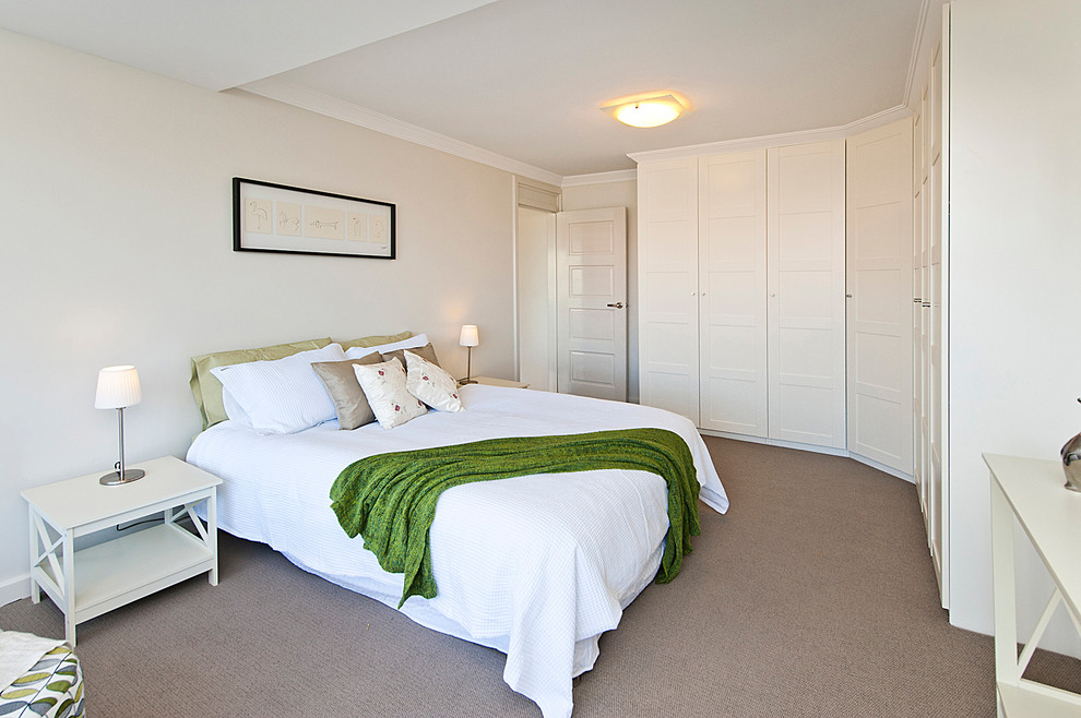 Foto di una camera da letto design con pareti bianche