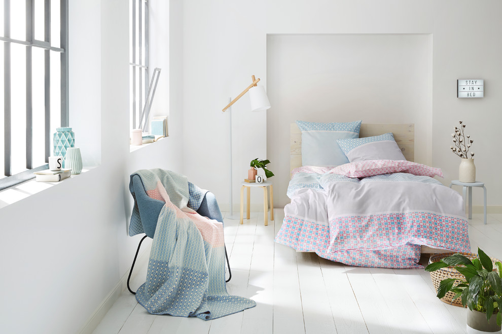 Свежая идея для дизайна: хозяйская спальня среднего размера в скандинавском стиле с белыми стенами, деревянным полом и серым полом без камина - отличное фото интерьера
