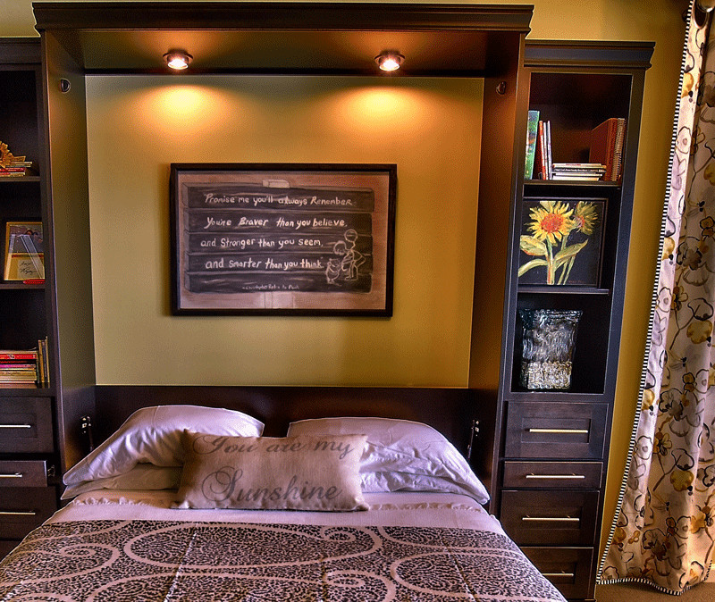 Cette image montre une chambre d'amis traditionnelle de taille moyenne avec un mur jaune, un sol en bois brun et un sol marron.