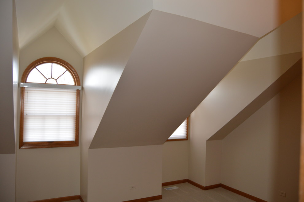 Источник вдохновения для домашнего уюта: большая гостевая спальня (комната для гостей) в стиле неоклассика (современная классика) с серыми стенами и ковровым покрытием