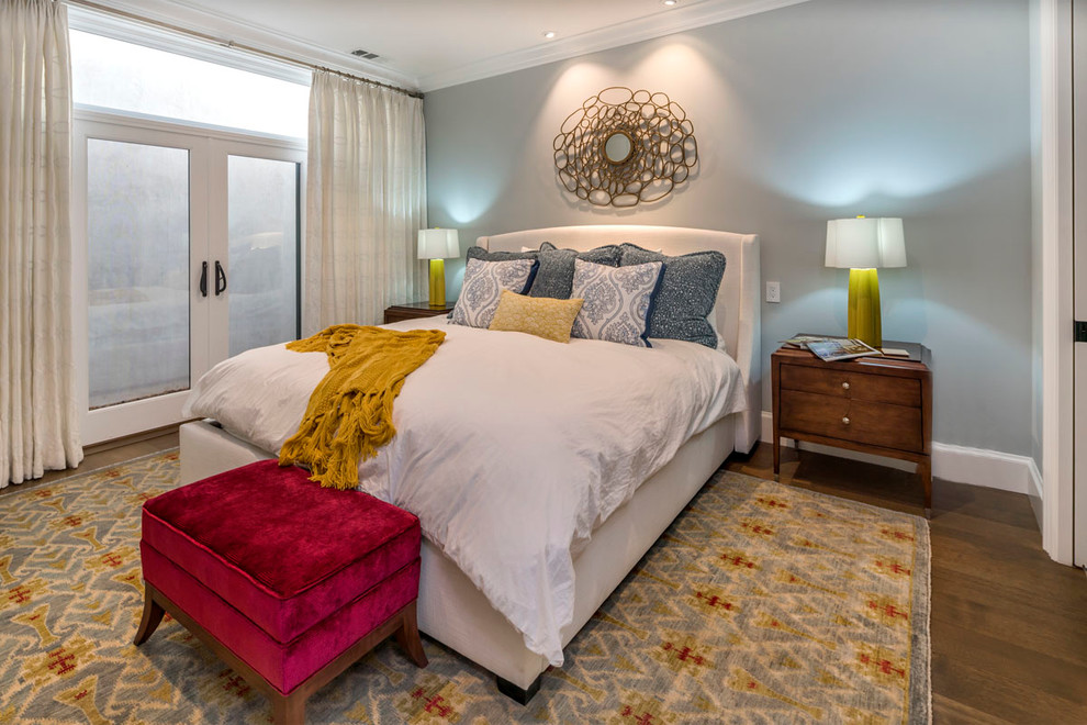 Ejemplo de habitación de invitados clásica renovada con paredes azules y suelo de madera en tonos medios