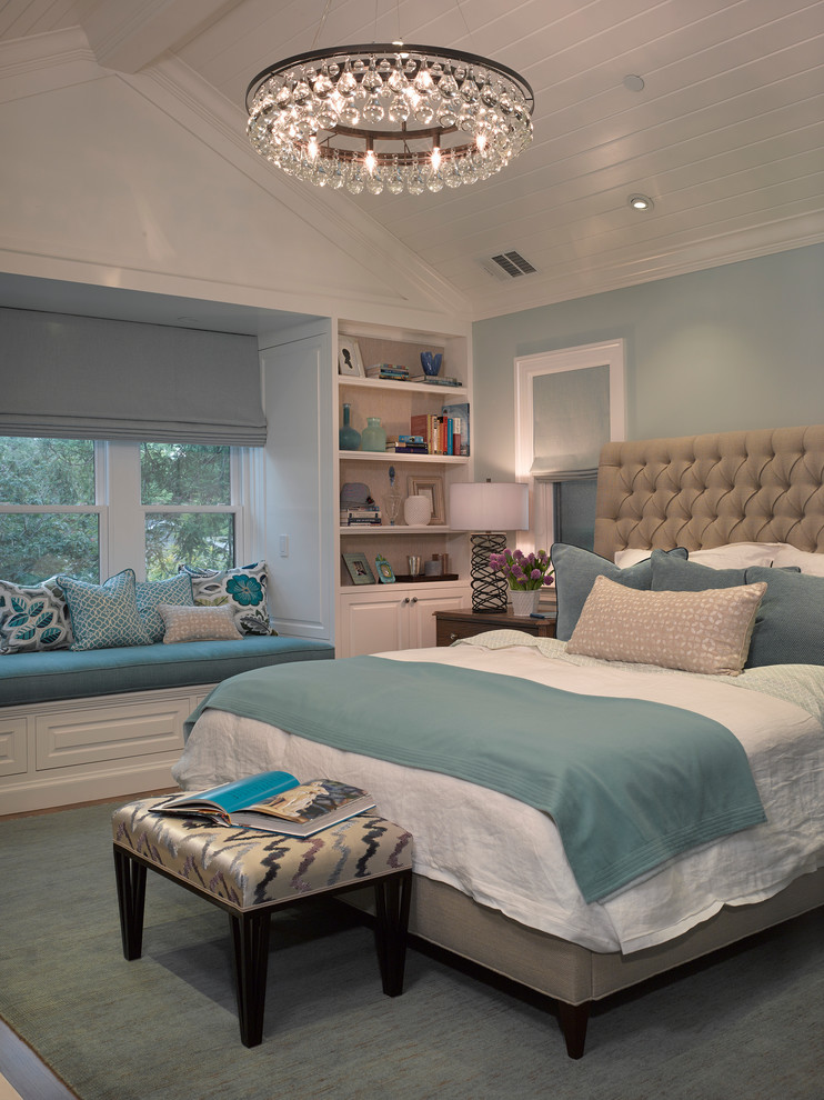 Foto di una camera da letto tradizionale con pareti blu, parquet chiaro e camino classico