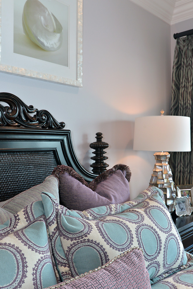 Стильный дизайн: хозяйская спальня среднего размера в классическом стиле с фиолетовыми стенами и темным паркетным полом без камина - последний тренд
