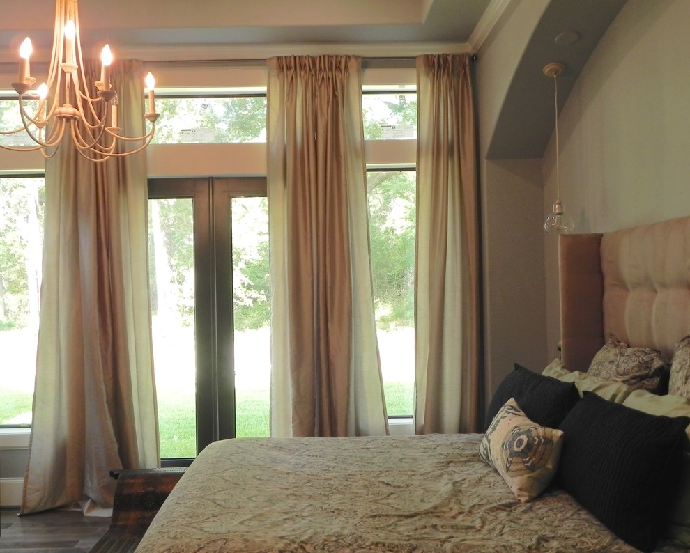 Diseño de dormitorio principal de estilo americano con paredes grises y suelo de madera oscura