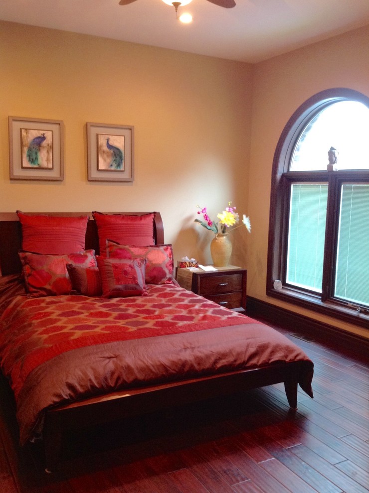 Imagen de dormitorio principal de estilo zen grande sin chimenea con paredes marrones, suelo de madera oscura y suelo marrón