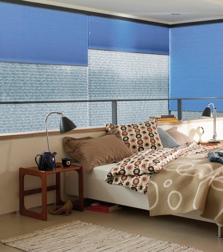 Foto de dormitorio ecléctico de tamaño medio sin chimenea con paredes beige y moqueta